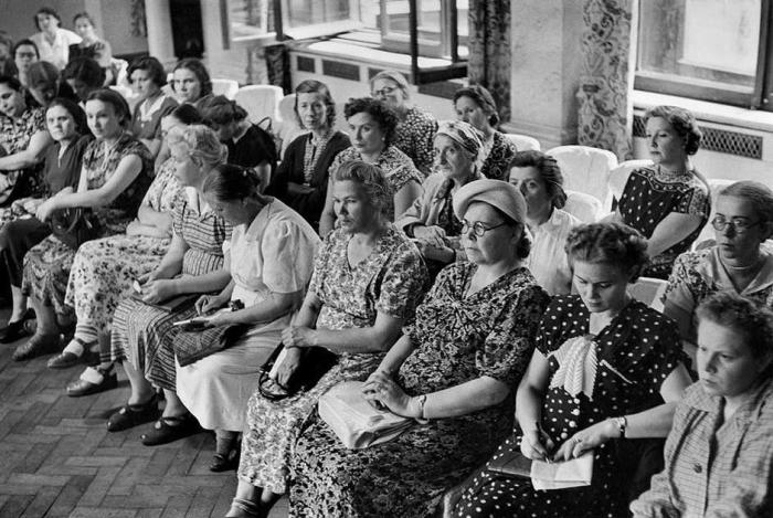 Зрители на показе мод. СССР, Москва, 1954 год.