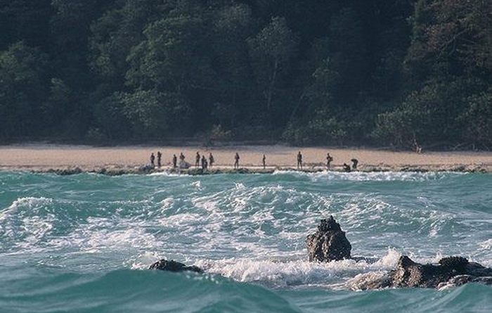 Самая мирная встреча с сентинельцами произошла в 1991 году, когда члены племени даже приняли из рук ученых-антропологов кокосы в подарок. После этого остров был закрыт для посещения, а случайных гостей встречают неприветливо. Источник: atlasobscura.com