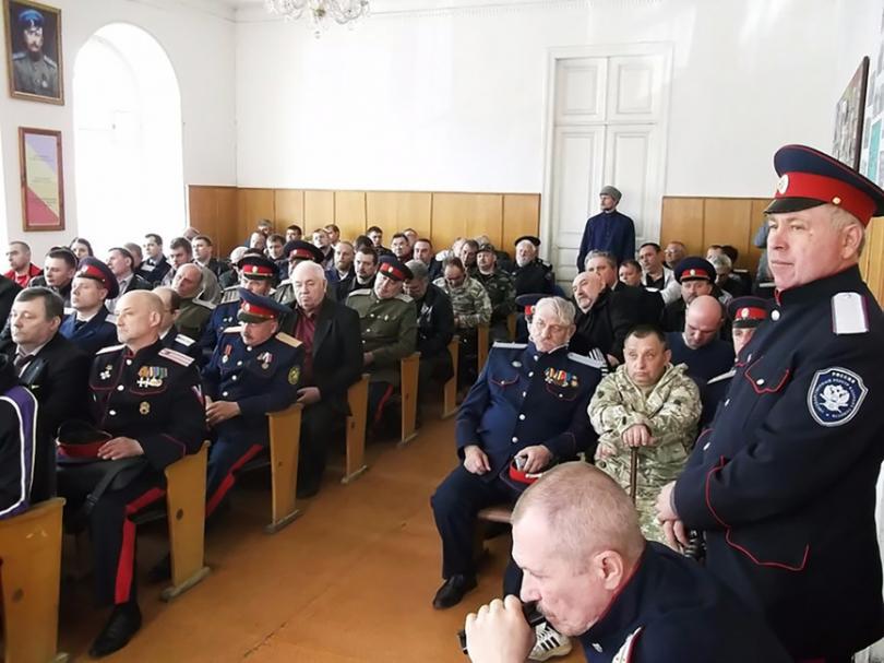 Казаки станицы «Средняя» в помещении здания правления станицы. Фото: Одноклассники