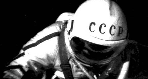Алексей Леонов выходит в космическое пространство (архив РГАНТ)