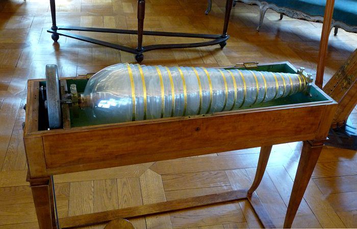 Отреставрированная стеклянная гармоника 1805 года производства в экспозиции музея во Франции. /Фото: proza.ru