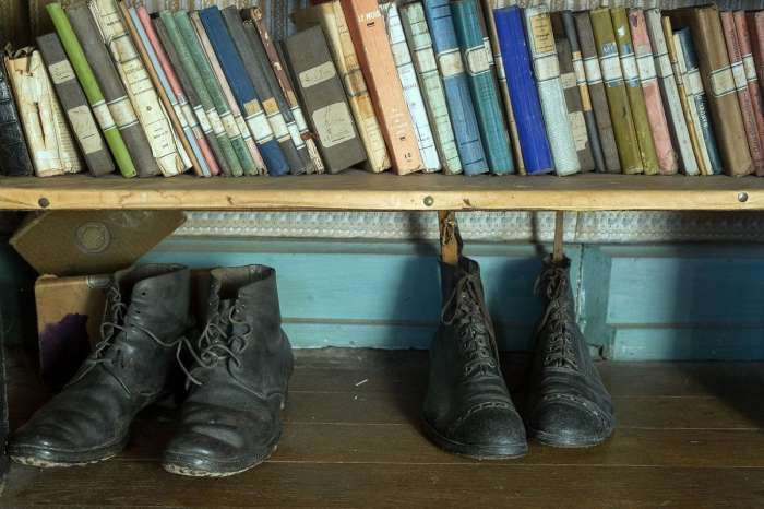 Любимые книги и обувь Хьюберта Рошеро сохранились довольно хорошо (Белабр, Франция). | Фото: tresupesdobles.com.