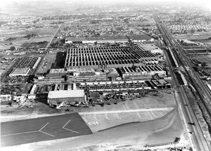 Авиационный завод Lockheed Aircraft до начала его маскировки (Burbank, США). | Фото: rivercitygranitestl.com.