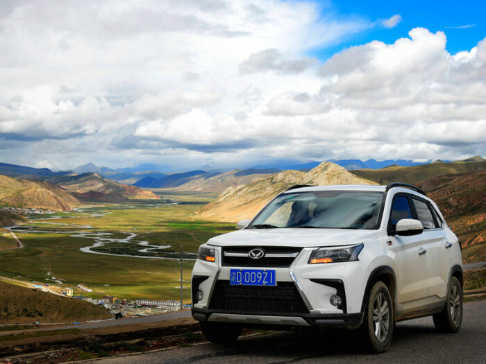 Трасса проходит по живописным ландшафтам, но местами она очень опасна. /Фото: tibettravel.org