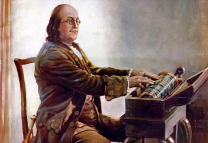 Бенджамин Франклин играет на стеклянной гармонике. /Фото: nadiadandachi.com