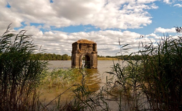 Оставшийся след от старого храмового комплекса. /Фото: vk.com