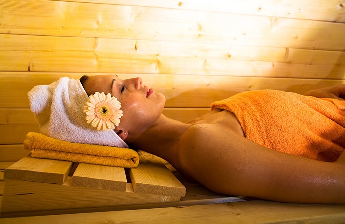 За счет повышенного потоотделения очищается кожный покров. / Фото: Hmsauna.ru