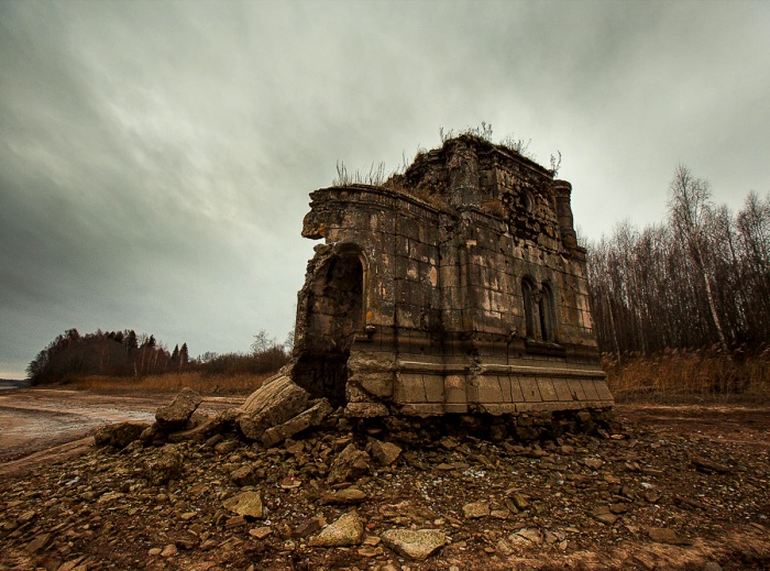 Когда вода отступает, до часовни можно дойти пешком. /Фото: livejournal.com
