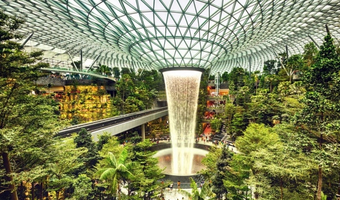 Комплекс аэропорта Skytrain Inside Jewel Changi стоит того, чтобы проПубликации в нем весь свой отпуск (Чанги, Сингапур). | Фото: businesstraveller.com.
