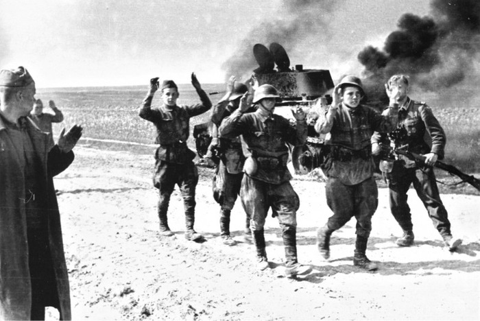 Если была угроза плена, старались избавиться от всего солдатского, но «везло» не всегда. /Фото: livejournal.com