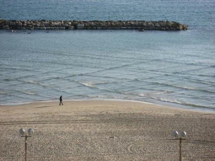 За квадратными волнами лучше наблюдать с берега, а в воду заходить только после их исчезновения / Фото: nastroy.net