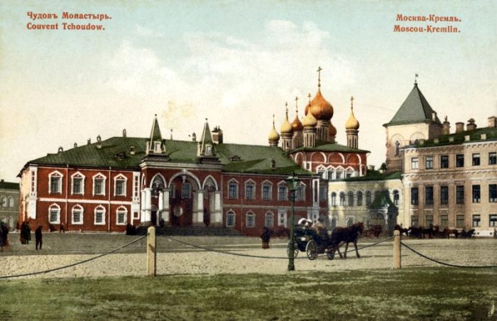 Чудов монастырь на дореволюционной открытке. /Фото: moscowchanges.ru