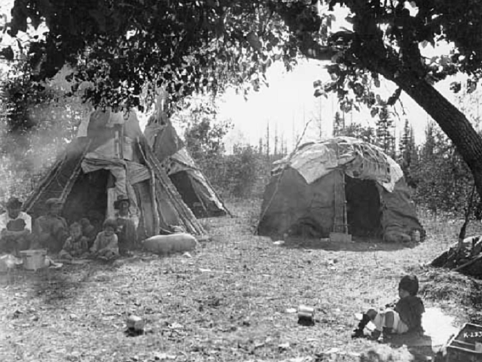 Различные формы вигвамов оджибве (1928 г.). | Фото: stoneagestudent.wordpress.com.