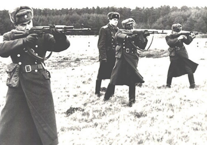 С 1949 года автоматы Калашникова приняли на вооружение армии СССР / Фото: cdn3.russian7.ru
