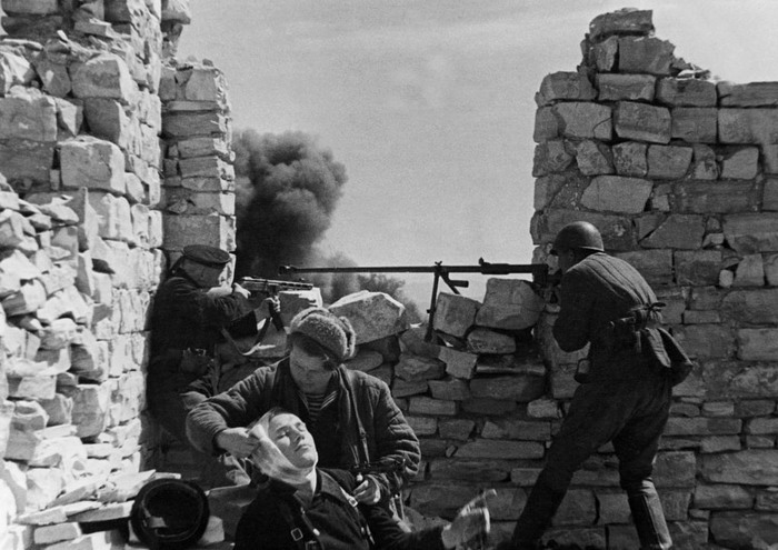 Первые трагические месяцы войны, как это не цинично стали частью плана будущей победы. |Фото: edusev.ru.