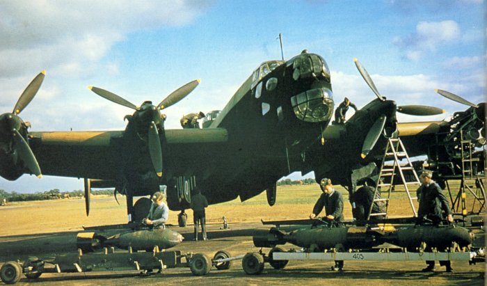 Погрузка бомб на Handley Page Halifax. | Фото: Reddit.