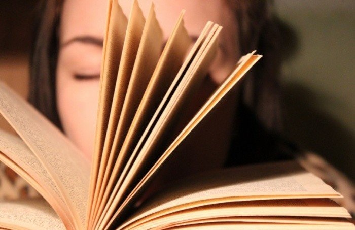 Старые книги начинают издавать аромат, напоминающий землисто-дымно-ванильное сочетание / Фото: newsler.ru