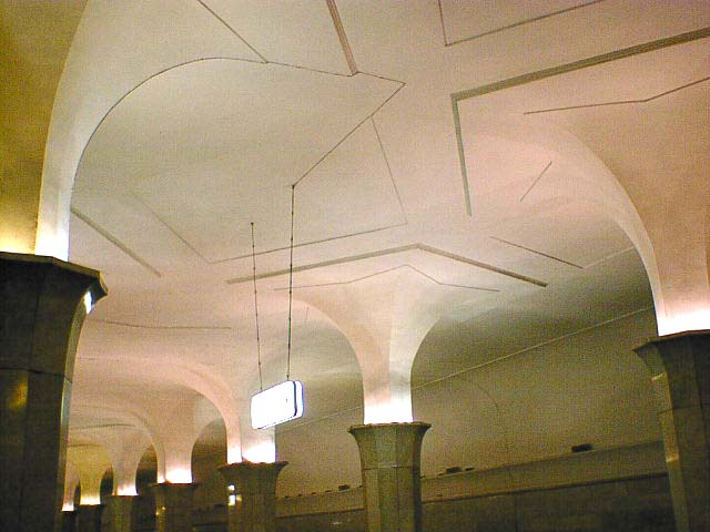 Станция метро Кропоткинская — лотосовидные колонны