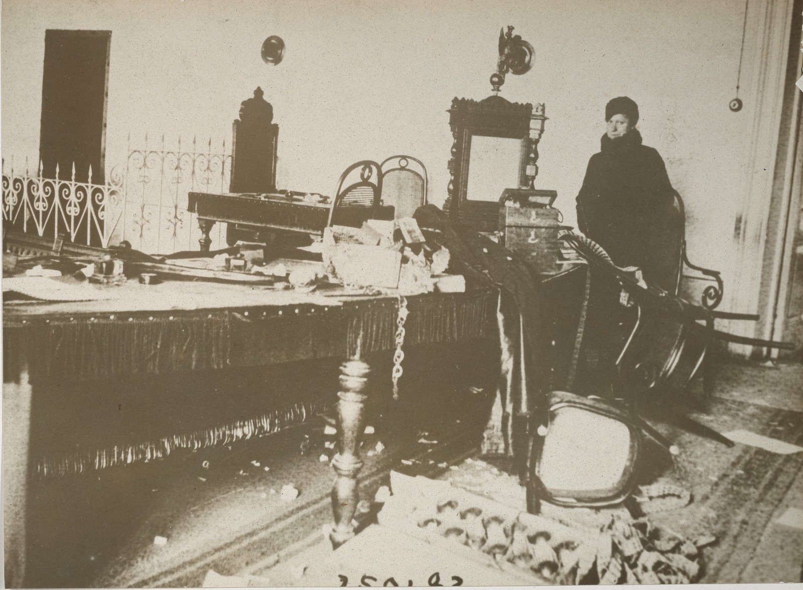 1917.  Вид разрушений в Судебной палате после октябрьских боёв
