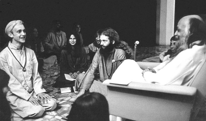 bhagwan_shree_rajneesh_and_disciples_in_darshan_at_poona_in_1977-680x401