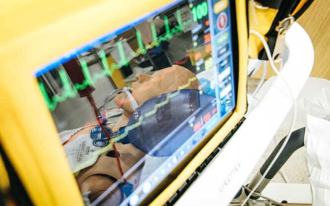 Чтобы понять как работает наркоз и что происходит с организмом, было решено разделить «проваливание в небытиё» на ряд определённых стадий, позволяющих судить об успешности введёной дозы анестетика. Чтобы понять как работает наркоз и что происходит с организмом, было решено разделить «проваливание в небытиё» на ряд определённых стадий, позволяющих судить об успешности введёной дозы анестетика.