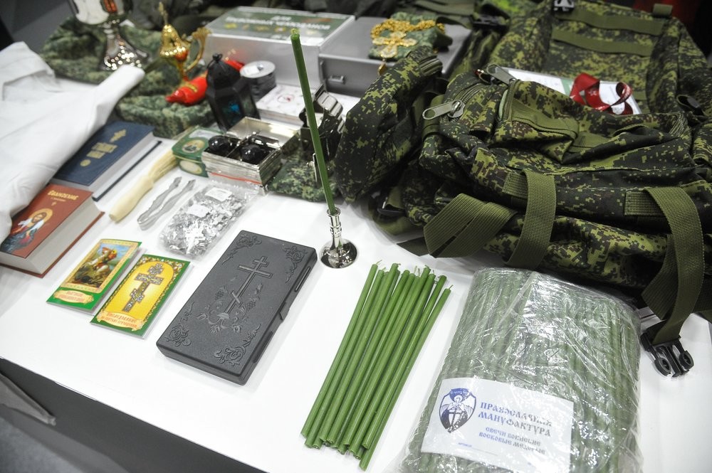 Церковная утварь и полевая форма священника на выставке вооружения на VI международном военно-техническом форуме «Армия-2020» в конгрессно-выставочном центре «Патриот»