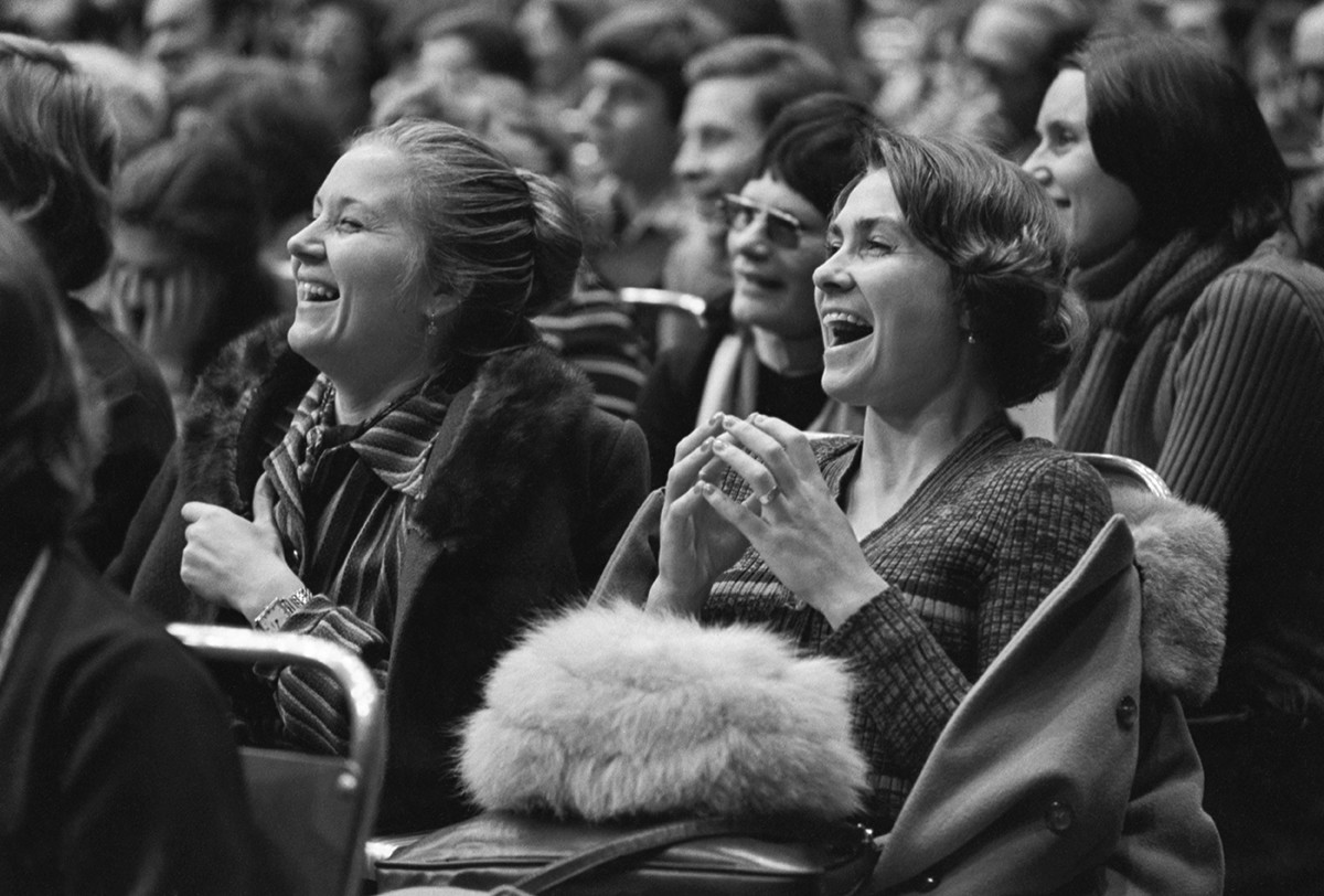 Москва. 28 ноября 1976 г. Зрительский зал во время Большого вечера поэзии во Дворце спорта Центрального стадиона имени В.И. Ленина.