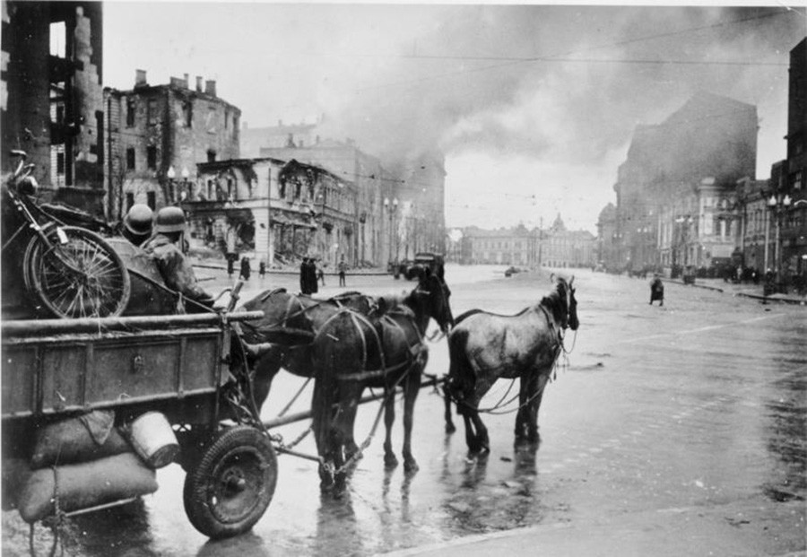 Немецкие войска в Харькове, 11 ноября 1941 года.
