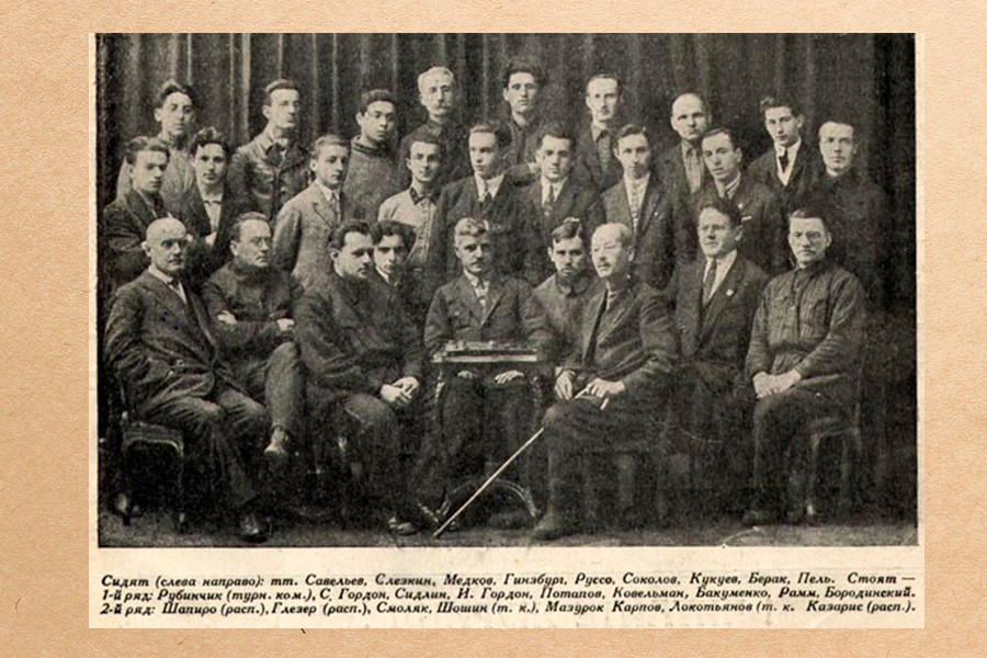 В. Н. Руссо (1-й ряд, 5-й слева) на коллективном снимке участников III Чемпионата СССР по русским шашкам