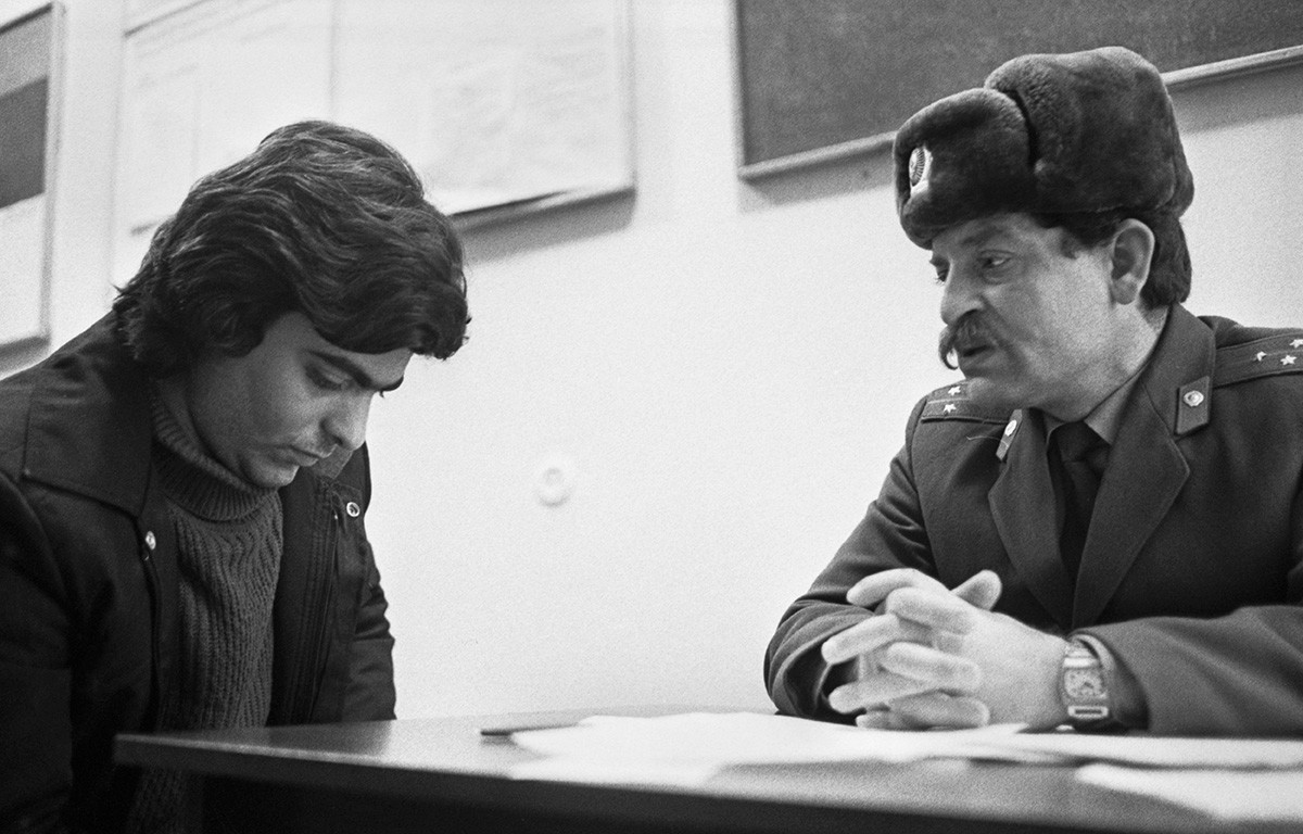 Молдавская ССР. Кишинев. 31 декабря 1987 г. Инспектор-дежурный, старший лейтенант милиции Георгий Ботца (справа) во время беседы с Леонидом Боянжиу в Кишиневском медицинском вытрезвителе