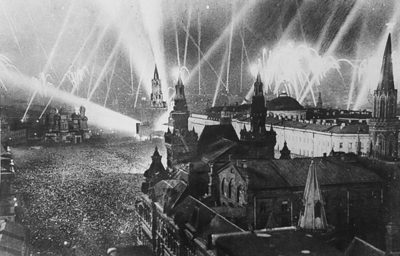 Салют в честь Победы 9 мая 1945 года.