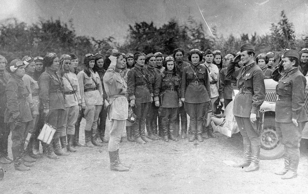 Летчицы 46-го женского авиационного Таманского полка, 1942