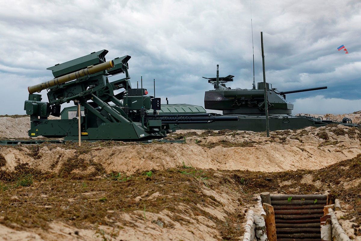 «Уран-9» в одном боевом порядке с обычной боевой машиной пехоты (с экипажем) Б-19