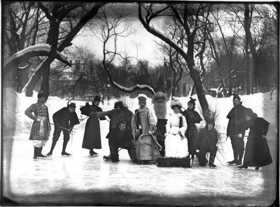 Ряженые в Юсуповском саду, 1900