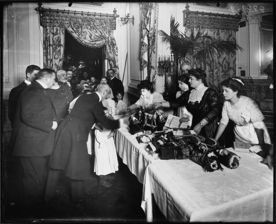 Раздача подарков для детей на елке в Градоначальстве, 1910-е