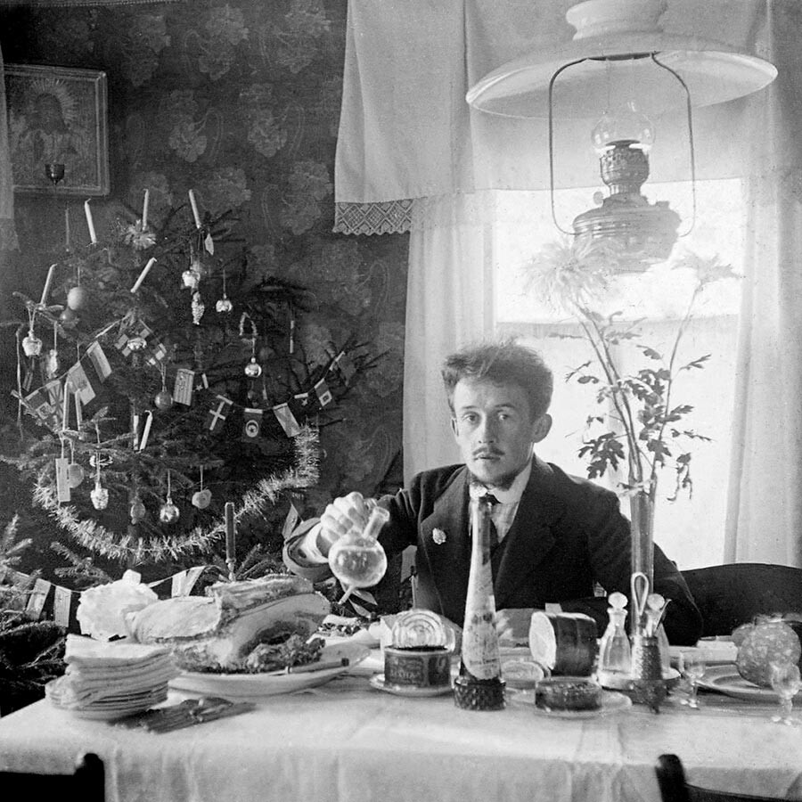 Автопортрет у рождественской елки, 1910-е