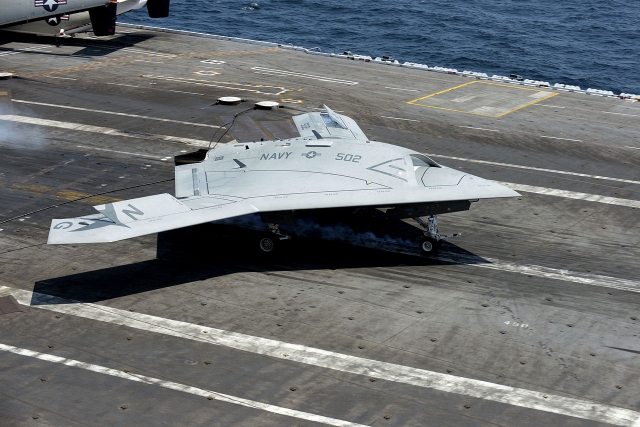 Беспилотный летательный аппарат ВМФ США В-47B совершил посадку на авианосец