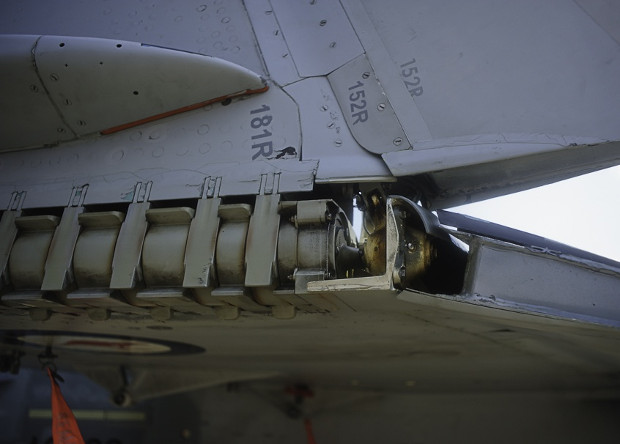 Часть механизма складывания крыла истребителя F/A-18 Super Hornet