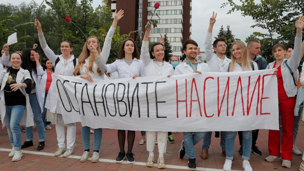 Издевательства и избиение задержанных белорусов