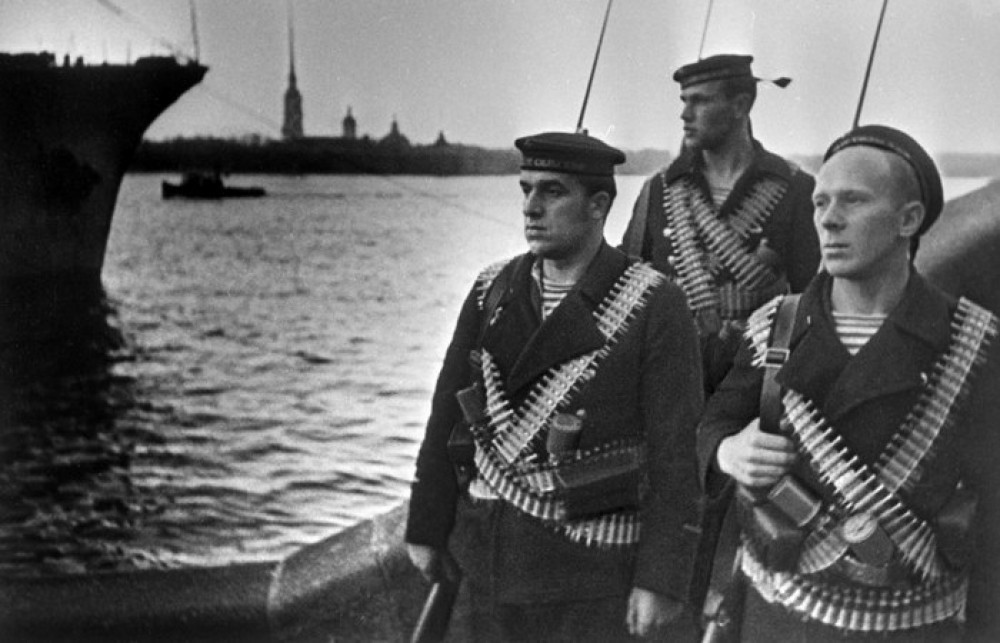Какой смысл несла пулемётная лента на груди матросов?